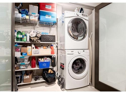 901-530 12 Avenue Sw, Calgary, AB - Indoor Photo Showing Laundry Room