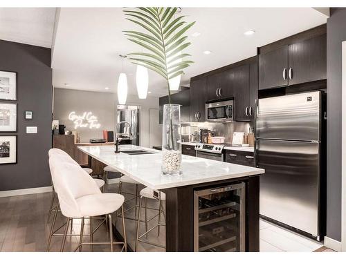 901-530 12 Avenue Sw, Calgary, AB - Indoor Photo Showing Kitchen With Stainless Steel Kitchen With Upgraded Kitchen