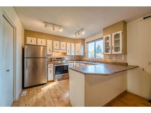 4 Edgedale Court Nw, Calgary, AB - Indoor Photo Showing Kitchen With Stainless Steel Kitchen