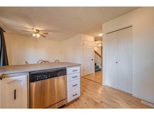 4 Edgedale Court Nw, Calgary, AB - Indoor Photo Showing Kitchen