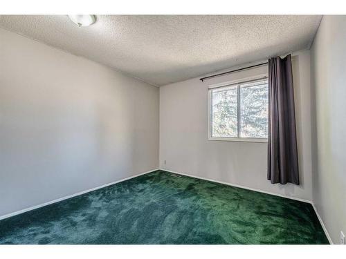 4 Edgedale Court Nw, Calgary, AB - Indoor Photo Showing Other Room