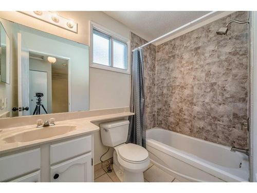 4 Edgedale Court Nw, Calgary, AB - Indoor Photo Showing Bathroom