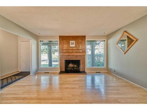 4 Edgedale Court Nw, Calgary, AB - Indoor Photo Showing Living Room With Fireplace