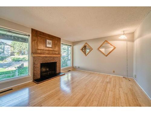 4 Edgedale Court Nw, Calgary, AB - Indoor Photo Showing Living Room With Fireplace