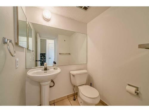 4 Edgedale Court Nw, Calgary, AB - Indoor Photo Showing Bathroom