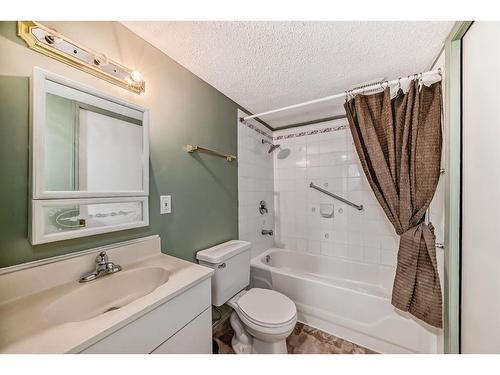 112 Mt Aberdeen Circle Se, Calgary, AB - Indoor Photo Showing Bathroom