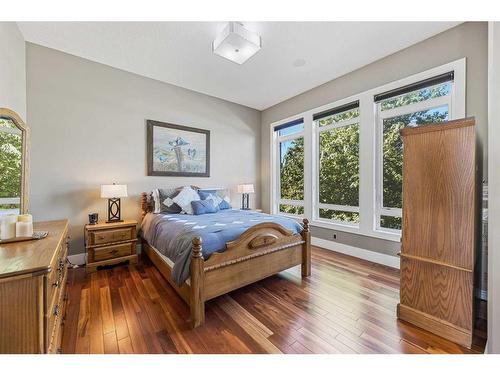 2216 8 Street Ne, Calgary, AB - Indoor Photo Showing Bedroom