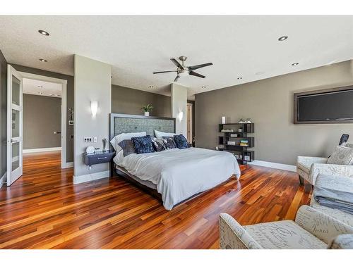 2216 8 Street Ne, Calgary, AB - Indoor Photo Showing Bedroom