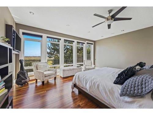 2216 8 Street Ne, Calgary, AB - Indoor Photo Showing Bedroom