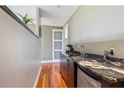 2216 8 Street Ne, Calgary, AB - Indoor Photo Showing Kitchen