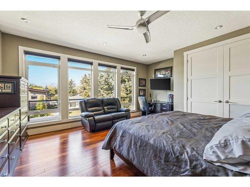 2216 8 Street Ne, Calgary, AB - Indoor Photo Showing Bedroom