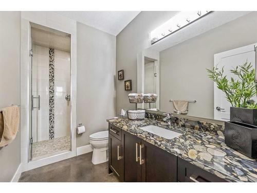 2216 8 Street Ne, Calgary, AB - Indoor Photo Showing Bathroom