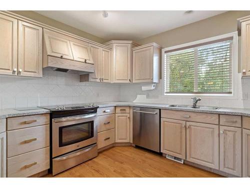 413 26 Avenue Nw, Calgary, AB - Indoor Photo Showing Kitchen With Double Sink