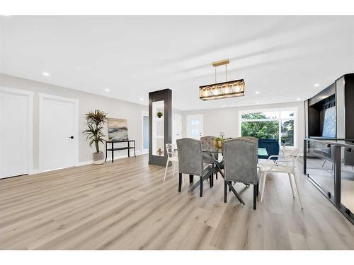 7708 Silver Springs Road Nw, Calgary, AB - Indoor Photo Showing Dining Room