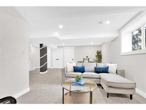 7708 Silver Springs Road Nw, Calgary, AB - Indoor Photo Showing Living Room