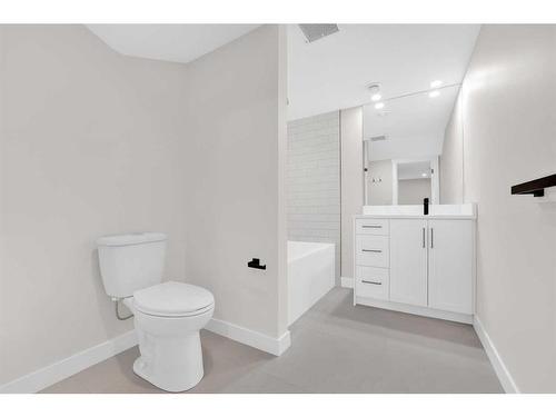 7708 Silver Springs Road Nw, Calgary, AB - Indoor Photo Showing Bathroom