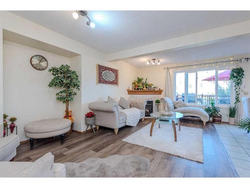 219 Applestone Park Se, Calgary, AB - Indoor Photo Showing Living Room