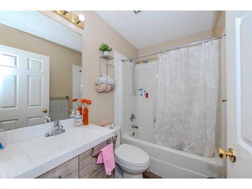 219 Applestone Park Se, Calgary, AB - Indoor Photo Showing Bathroom