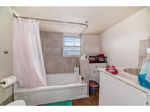 1515 22 Avenue Sw, Calgary, AB - Indoor Photo Showing Bathroom