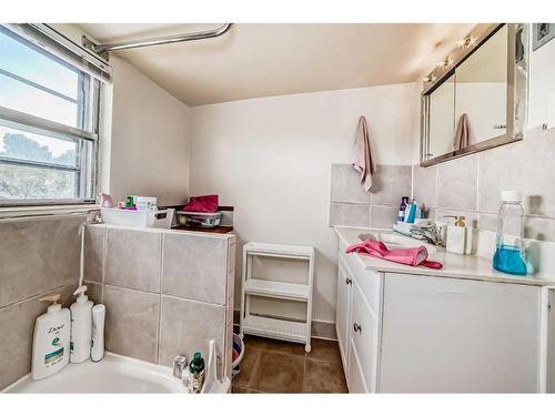 1515 22 Avenue Sw, Calgary, AB - Indoor Photo Showing Bathroom