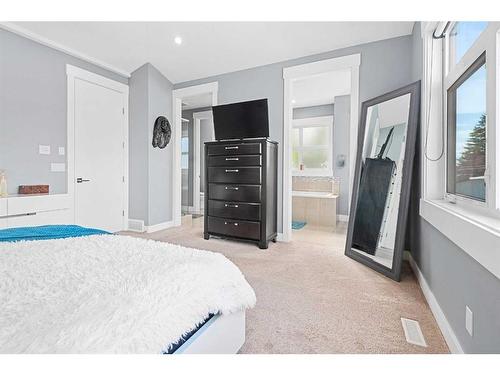 3240 Kerrydale Road Sw, Calgary, AB - Indoor Photo Showing Bedroom