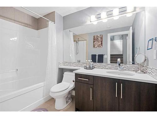 3240 Kerrydale Road Sw, Calgary, AB - Indoor Photo Showing Bathroom