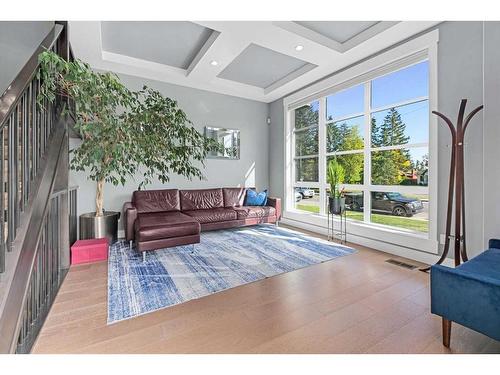 3240 Kerrydale Road Sw, Calgary, AB - Indoor Photo Showing Living Room