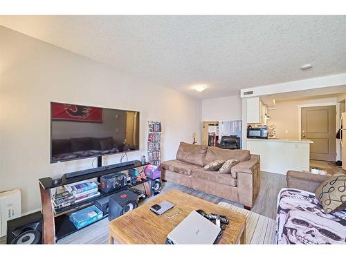 306-1820 9, Calgary, AB - Indoor Photo Showing Living Room