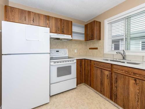 2106 1 Street Nw, Calgary, AB - Indoor Photo Showing Kitchen With Double Sink