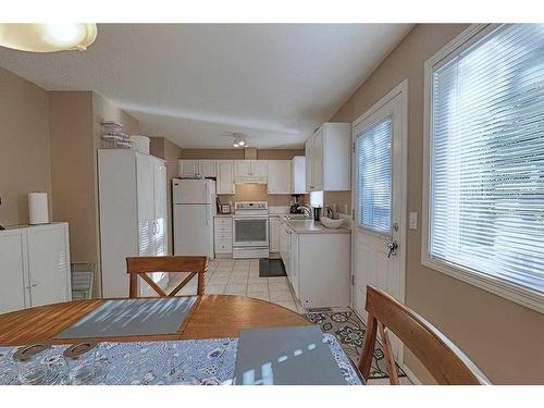 133 Citadel Pointe Nw, Calgary, AB - Indoor Photo Showing Kitchen