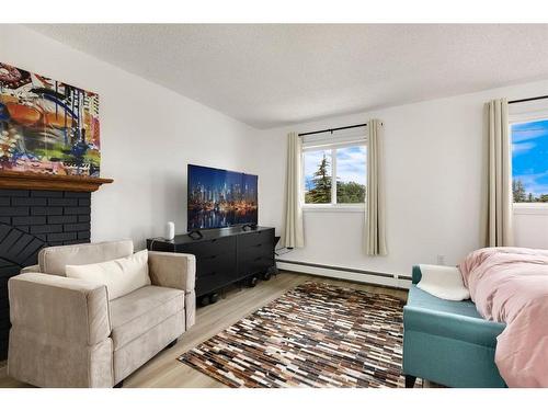 104-205 5 Avenue Ne, Calgary, AB - Indoor Photo Showing Living Room