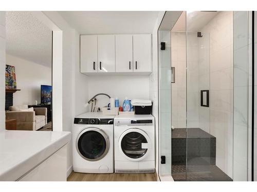 104-205 5 Avenue Ne, Calgary, AB - Indoor Photo Showing Laundry Room