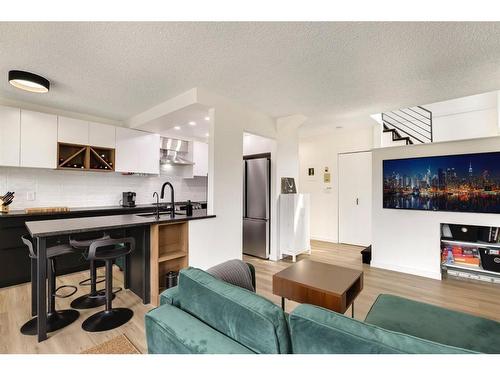 104-205 5 Avenue Ne, Calgary, AB - Indoor Photo Showing Kitchen