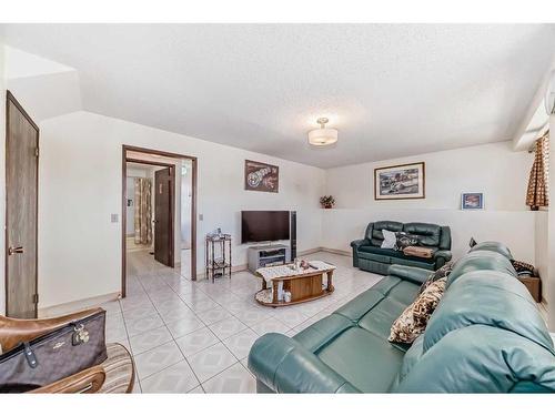 1860 48 Street Ne, Calgary, AB - Indoor Photo Showing Other Room