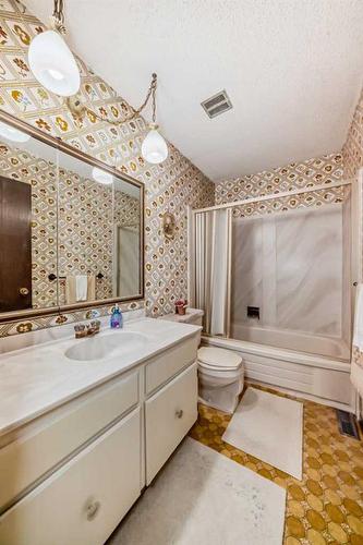 1860 48 Street Ne, Calgary, AB - Indoor Photo Showing Bathroom