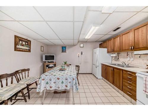 1860 48 Street Ne, Calgary, AB - Indoor Photo Showing Kitchen With Double Sink