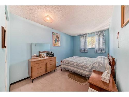 1860 48 Street Ne, Calgary, AB - Indoor Photo Showing Bedroom