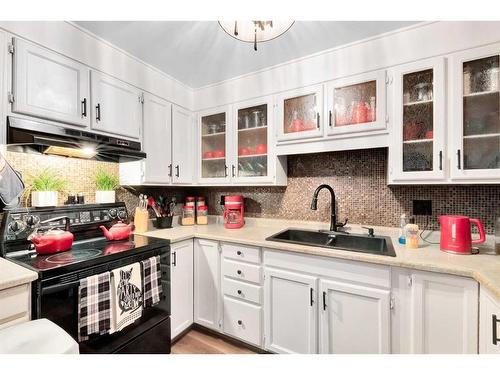 57-28 Berwick Crescent Nw, Calgary, AB - Indoor Photo Showing Kitchen With Double Sink