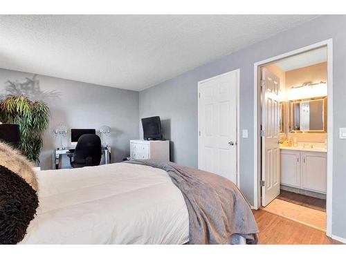 57-28 Berwick Crescent Nw, Calgary, AB - Indoor Photo Showing Bedroom