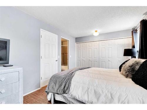 57-28 Berwick Crescent Nw, Calgary, AB - Indoor Photo Showing Bedroom