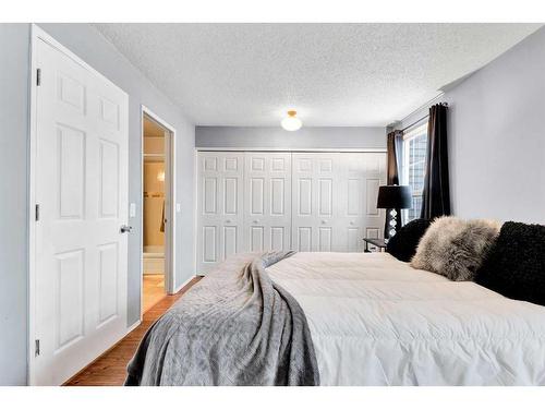 57-28 Berwick Crescent Nw, Calgary, AB - Indoor Photo Showing Bedroom