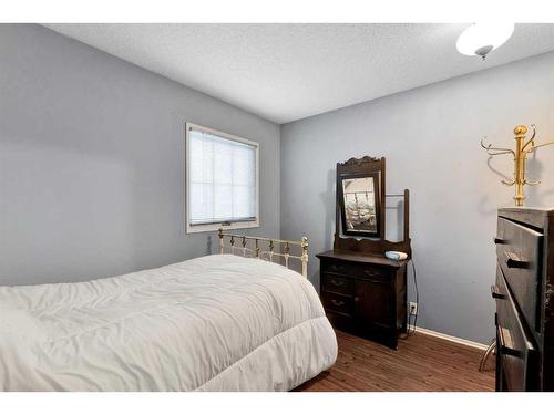 57-28 Berwick Crescent Nw, Calgary, AB - Indoor Photo Showing Bedroom