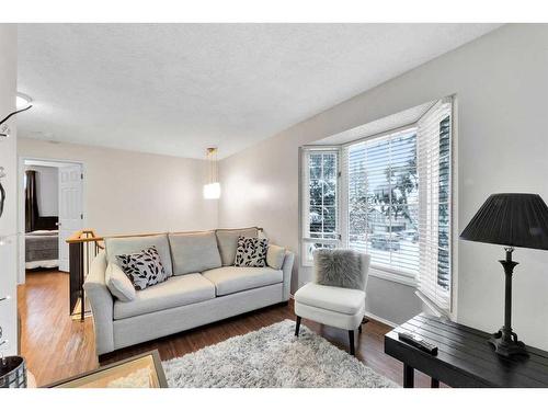 57-28 Berwick Crescent Nw, Calgary, AB - Indoor Photo Showing Living Room