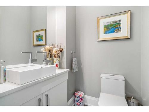 2614 19 Avenue Sw, Calgary, AB - Indoor Photo Showing Bathroom