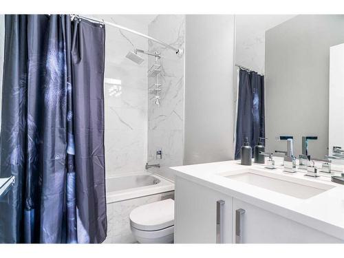 2614 19 Avenue Sw, Calgary, AB - Indoor Photo Showing Bathroom