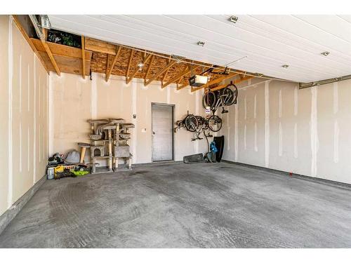 2614 19 Avenue Sw, Calgary, AB - Indoor Photo Showing Garage