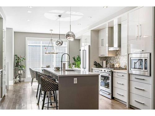 2614 19 Avenue Sw, Calgary, AB - Indoor Photo Showing Kitchen With Upgraded Kitchen