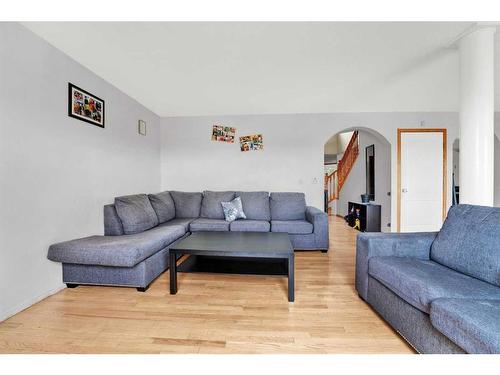 197 West Lakeview Place, Chestermere, AB - Indoor Photo Showing Living Room