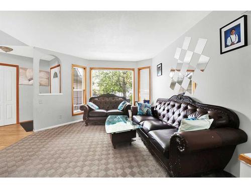 197 West Lakeview Place, Chestermere, AB - Indoor Photo Showing Living Room