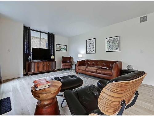 202-1020 14 Avenue Sw, Calgary, AB - Indoor Photo Showing Living Room